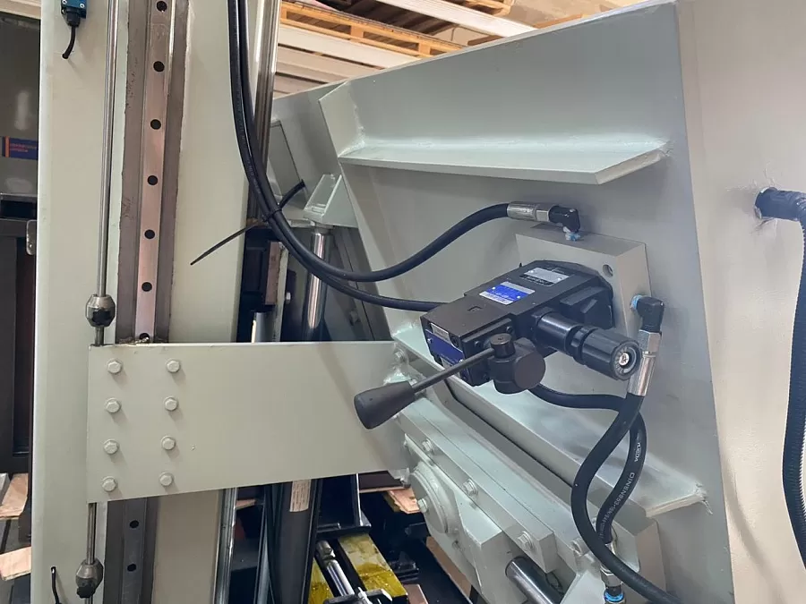 Полуавтоматический ленточнопильный станок Stalex SBS-650