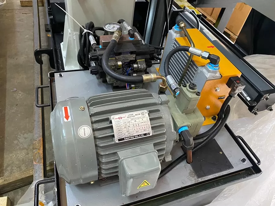Полуавтоматический ленточнопильный станок Stalex SBS-650